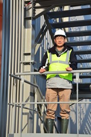 Byung Su Lim, qui est responsable de la Section Aimants Poloïdaux à ITER, pose devant l'Installation PF. (Click to view larger version...)