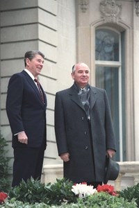 The launch of an international effort on fusion: US President Reagan and General Secretary Gorbachev of the Soviet Union at the Geneva Superpower Summit (1985). (Click to view larger version...)