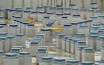 Le plancher du Complexe tokamak repose sur les 493 colonnes de béton qui sont positionnées à intervalle régulier dans la fosse sismique. Cette « dalle flottante » protège les bâtiments et les équipements en cas de séisme. (Click to view larger version...)