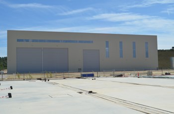 L'agence domestique indienne a construit l'Atelier cryostat sur le chantier ITER pour l'assemblage des quatre énormes sections du cryostat ITER (2016-2022). Le bâtiment abrite actuellement des activités liées à l'assemblage de la machine ITER. (Click to view larger version...)