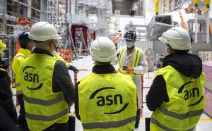 Photo de plusieurs inspecteurs de l'Autorité de sûrete, ASN, en casques et gilets de sécurité jaunes, lors d'une inspection à ITER et la sûreté.