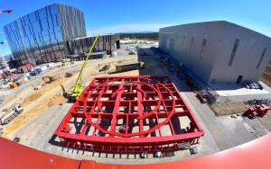 Big_Red_Gantry_crane_small.jpg